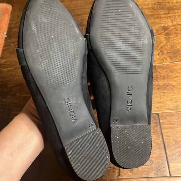 Vionic Savannah Bkack Suede Loafer, size 8W - Picture 9 of 9